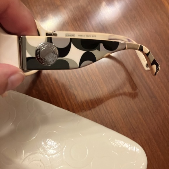 COACH WHITE ARABELLA SUNGLASSES. EXCELLENT CONDITION. WHITE EMBOSSED CASE. EUC - Picture 5 of 15